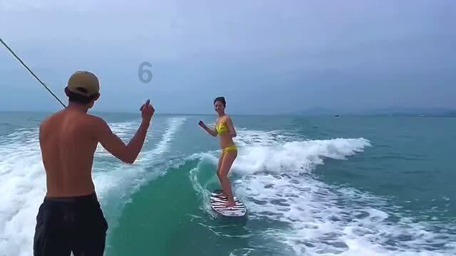 心系独居老人 敲门入户送温暖
