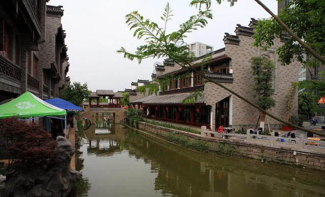 优雅跟岁月无关：86岁莫尼列白发苍苍，挽着69岁不婚儿子，很满足
